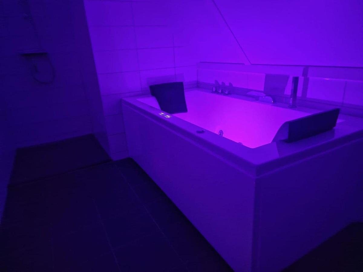 Holiday Home In Scherpenisse With Bubble Bath Eksteriør billede